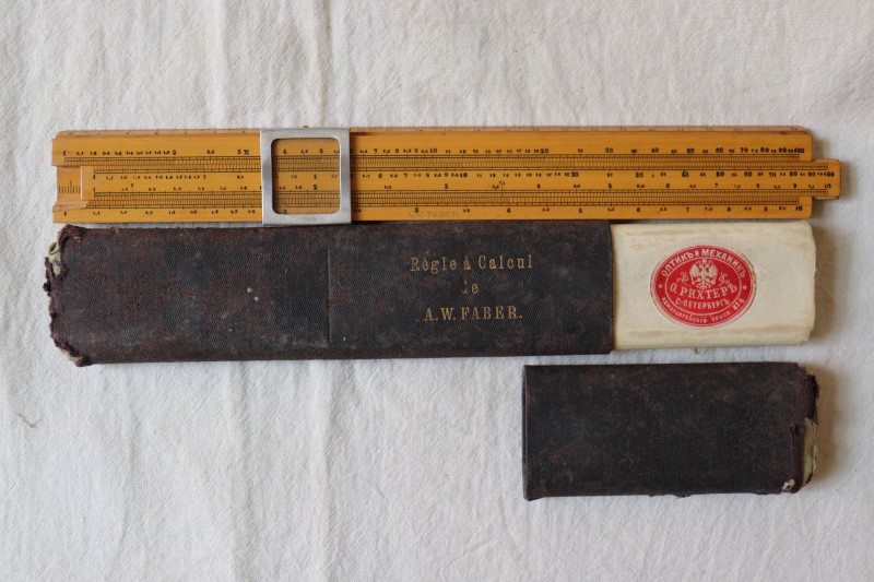 Логарифмічна лінійка у чохлі з кришкою