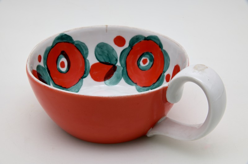 Чашка червона. Входить до набору з 3 предметів.