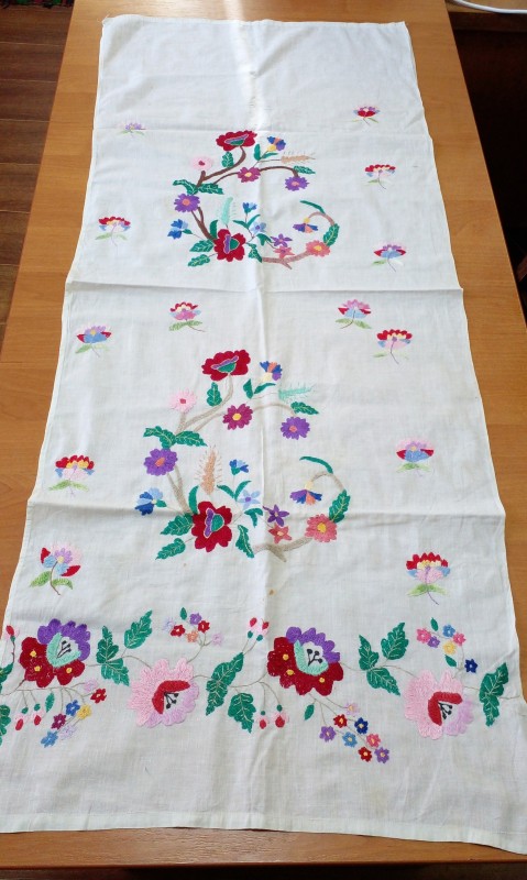 Вишивка для оздоблення ікон (фіранка)