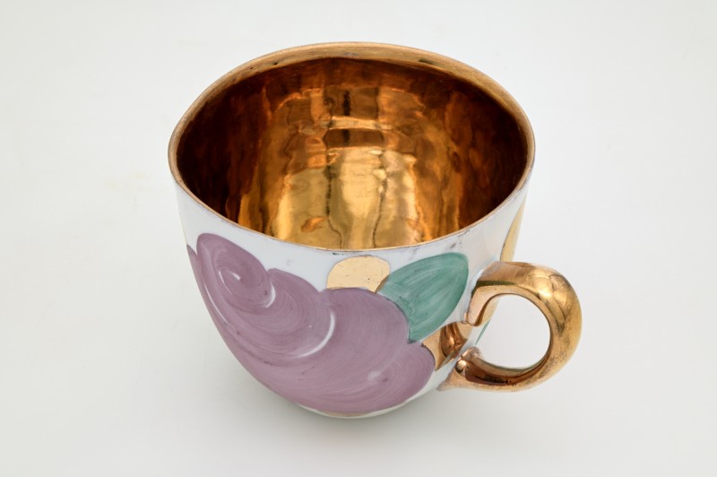 Чашка чайна (біла з позолотою з двома бузковими квітами). Входить до комплекту з 4-х предметів.