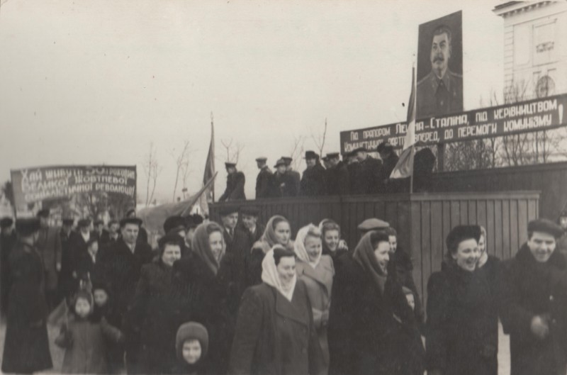 Фотографія. В. Івасюк з Софією Івасюк на демонстрації. 7 листопада 1954 року.