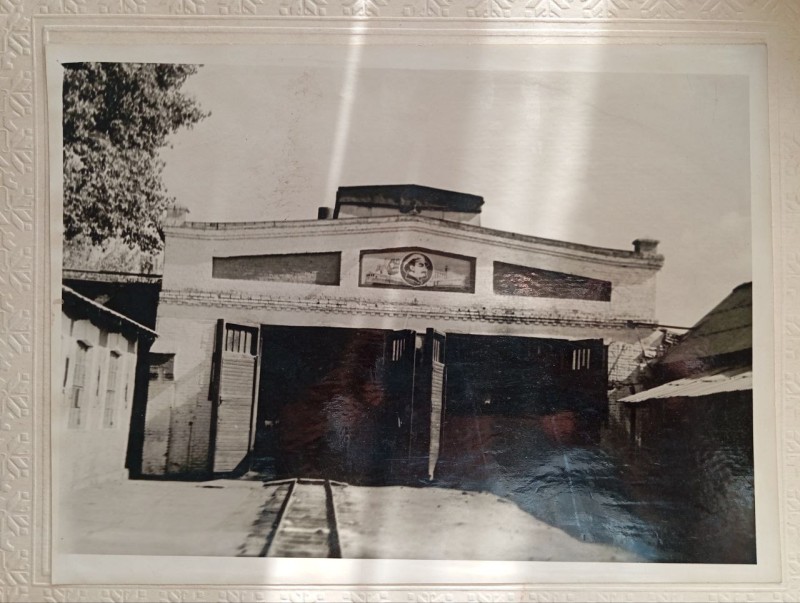 Фото "Цех комуністичної праці підйомного ремонту локомотивного ДЕПО ст. Гайворон. Майстер цеху Насепна І.А. 1964р."