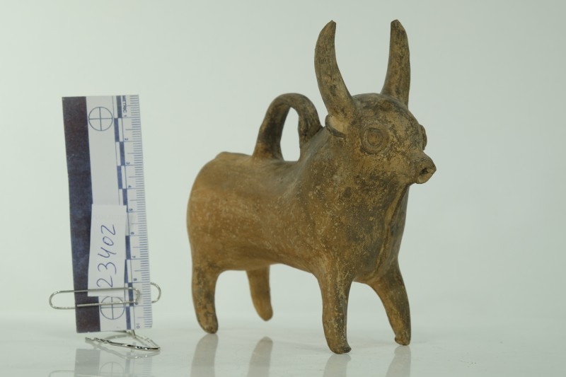 Посудина червоноглиняна у формі бичка