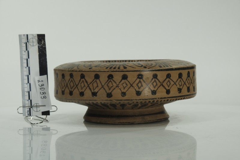 Плоска чорнофігурна посудина