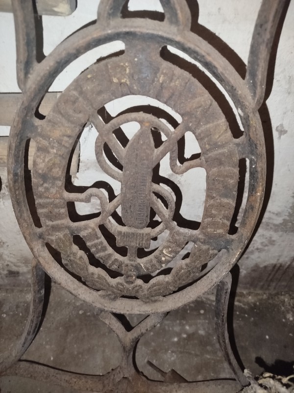 Бокова стінка підставки швейної машинки  ZINGER.