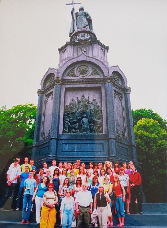 Фото. Студенти та викладачі ВНУ біля пам'ятника Володимиру Великому.