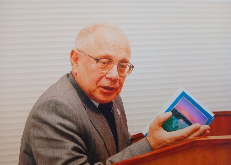 Фото. Г. В. Бондаренко під час презентації книги «За болотом Луховим…»