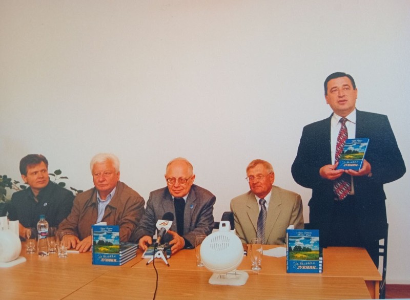 Фото. Презентація книги «За болотом Луховим…».