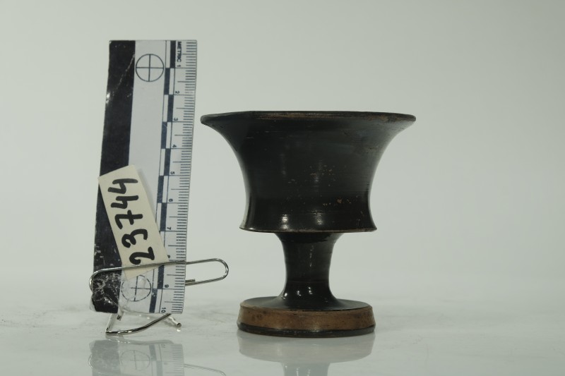 Кубок чорнолаковий на ніжці