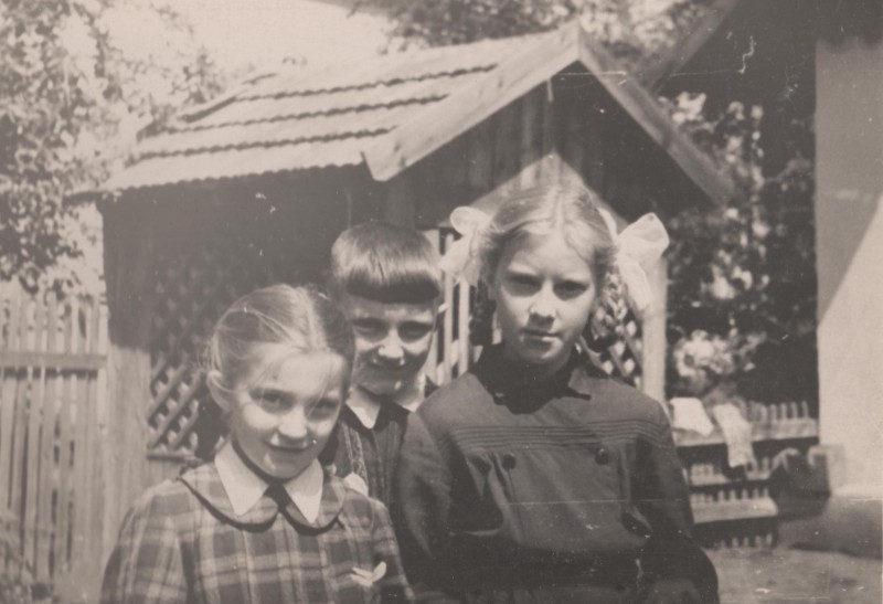 Фотографія. В. Івасюк із сестрою Галею та дівчинкою. Червень 1959 року.