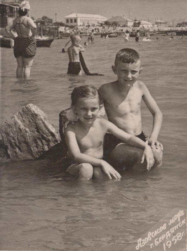 Фотографія. В. Івасюк з сестрою Галиною на Азовському морі. М. Бердянськ. 1958 рік.