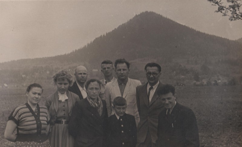 Фотографія. В. Івасюк з батьком. Екскурсія вчителів Кіцманського району в Карпатах. 17 травня 1959 року.