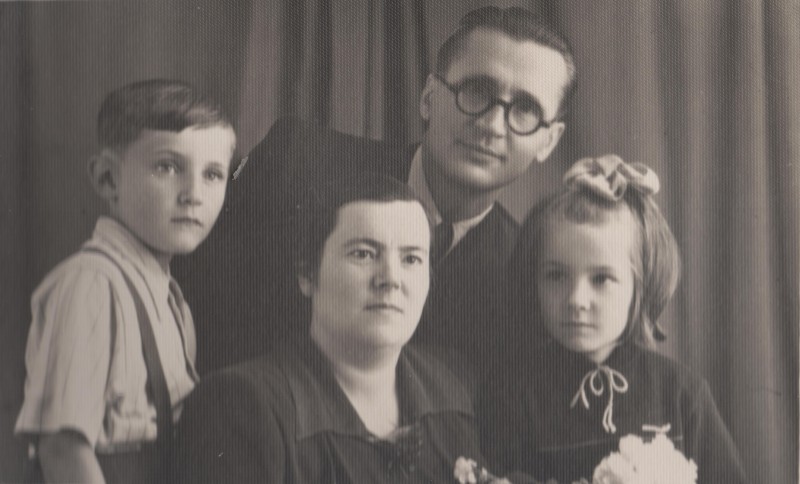 Фотографія. В. Івасюк з сім'єю. 14 червня 1957 року.