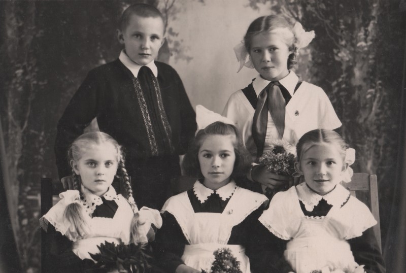 Фотографія. В. Івасюк з дівчатами. 1 вересня 1958 року.