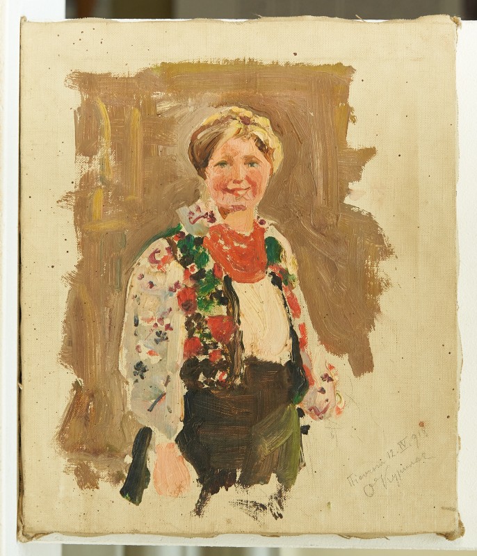 Дівчина в народній одежі