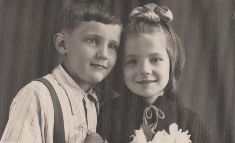 Фотографія. В. Івасюк з сестрою Галиною. 14 червня 1957 року.