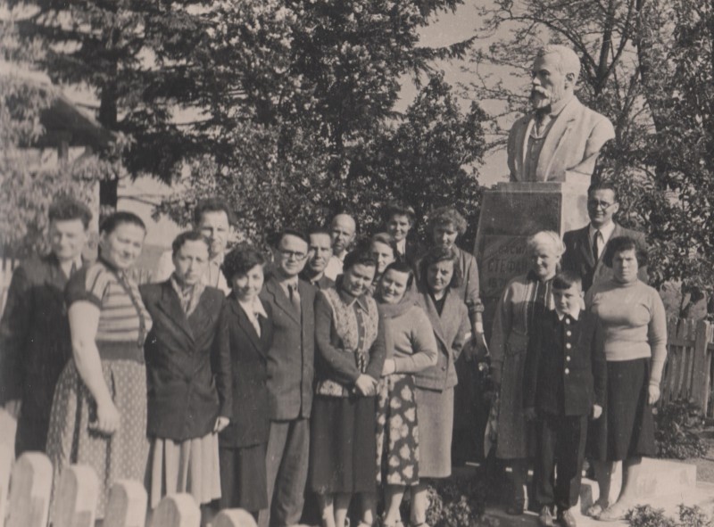 Фотографія. В. Івасюк з батьком. Екскурсія вчителів Кіцманської середньої школи і Кіцманського р-ну в с. Русів. 17 травня 1959 року.