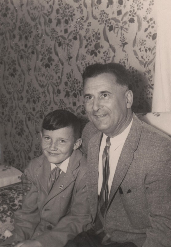 Фотографія. В. Івасюк з дядьком Іваном. ~ 1959 рік.