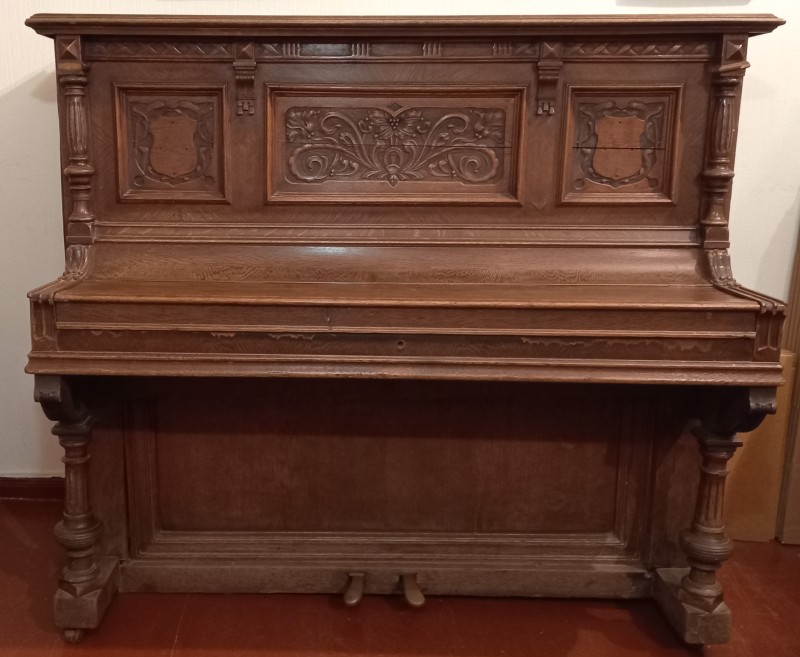 Предмет. Піаніно світло-коричневого кольору, XIX ст.