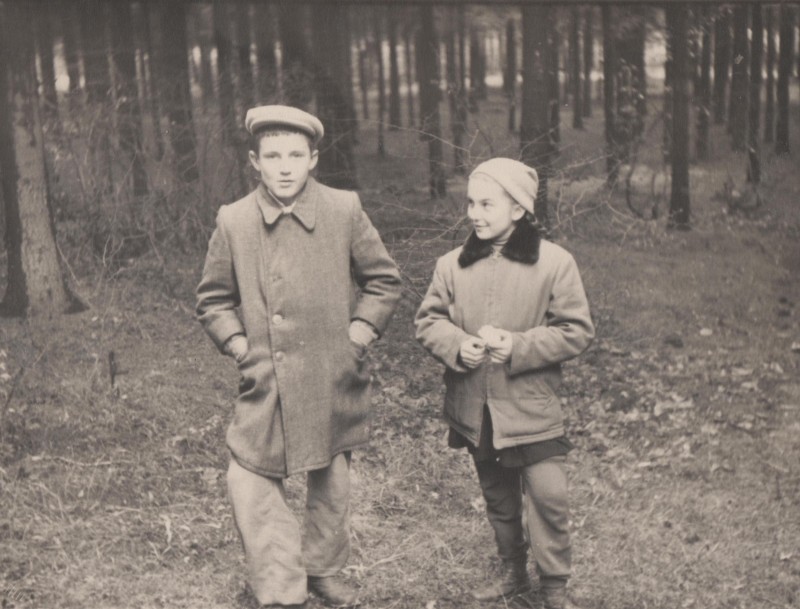 Фотографія. В. Івасюк з Галею у Кіцманському лісі. 10 листопада 1960 року.