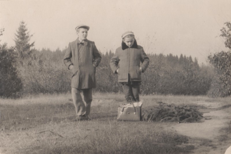 Фотографія. В. Івасюк з сестрою Галиною у Кіцманському лісі. Осінь 1960 року.