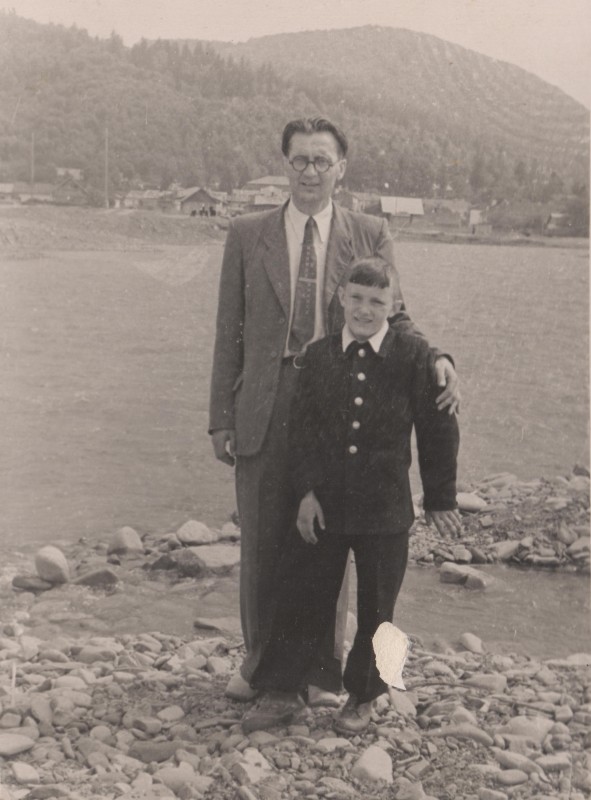 Фотографія. В. Івасюк з батьком у Карпатах. 17 травня 1959 року.