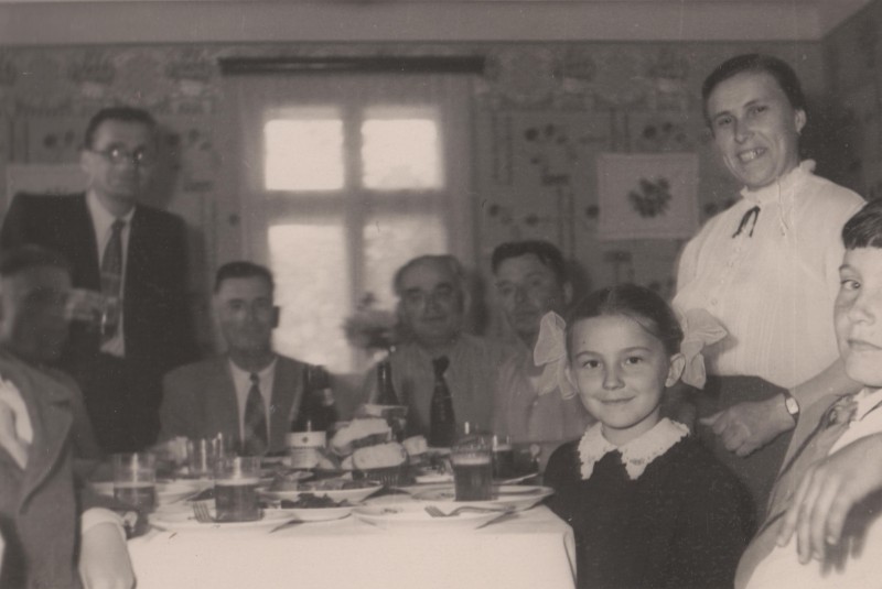 Фотографія. В. Івасюк за столом з родиною. ~ 1959 рік.