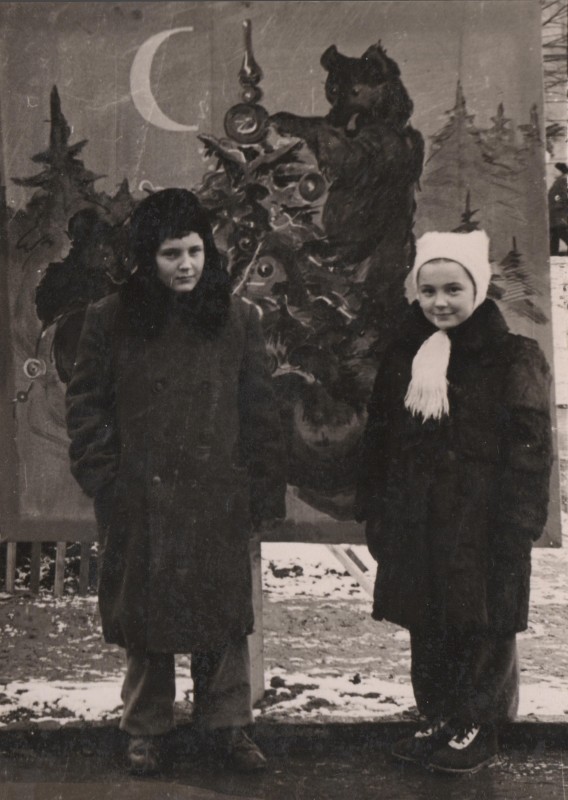 Фотографія. В. Івасюк із сестрою Галею біля новорічного плакату. 5 січня 1960 року.