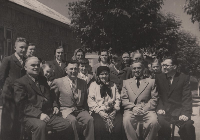 Фотографія. В. Івасюк з родиною. ~ 1959 рік.