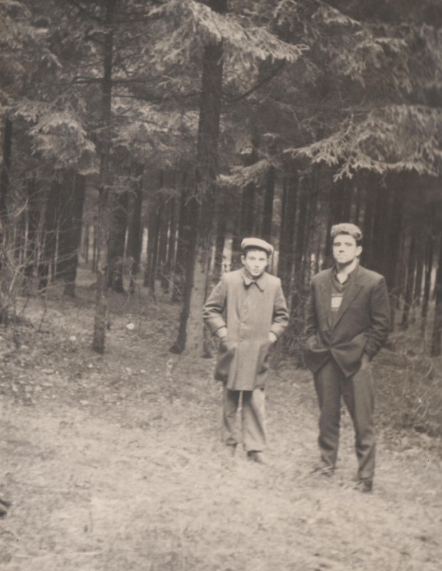Фотографія. В. Івасюк з двоюрідним братом Олександром Корякіним у лісі. 10 листопада 1960 року.