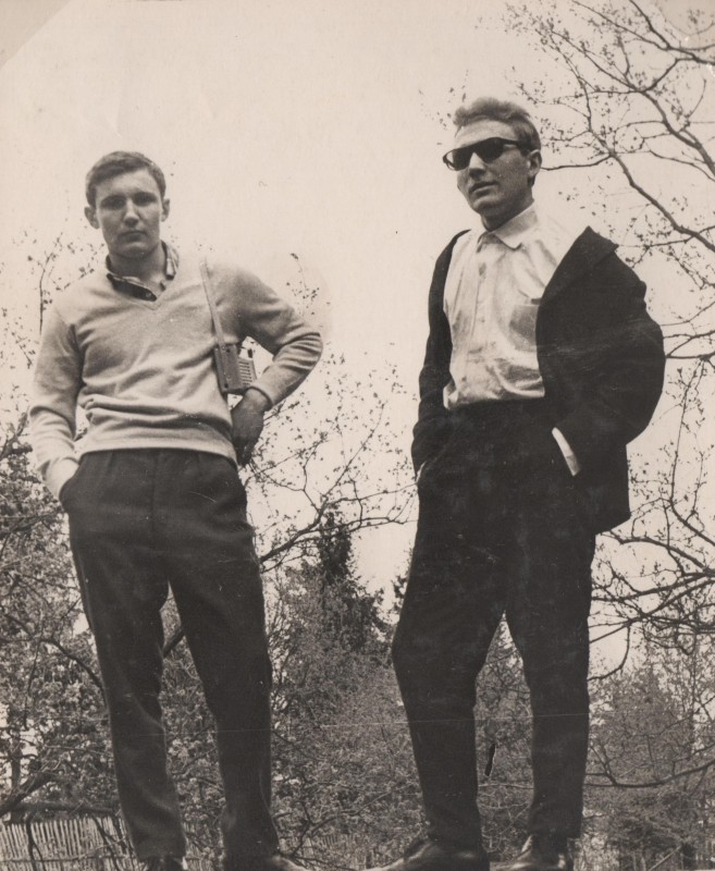 Фотографія. В. Івасюк з хлопцем у темних окулярах. 1963 рік.