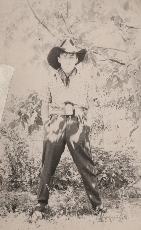 Фотографія. В. Івасюк у ковбойському костюмі. Весна 1963 року.