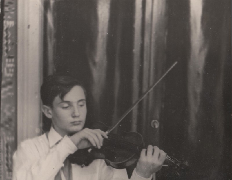 Фотографія. В. Івасюк грає на скрипці. 1962 рік.