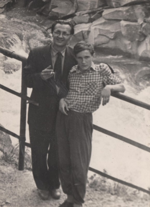 Фотографія. В. Івасюк з батьком у Карпатах. Яремче. Липень 1962 року.