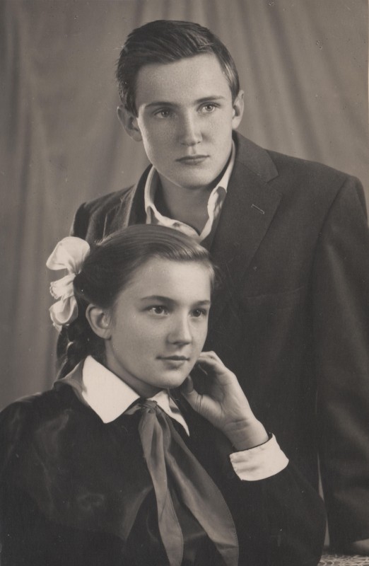 Фотографія. В. Івасюк із сестрою Галею. 1963 рік.