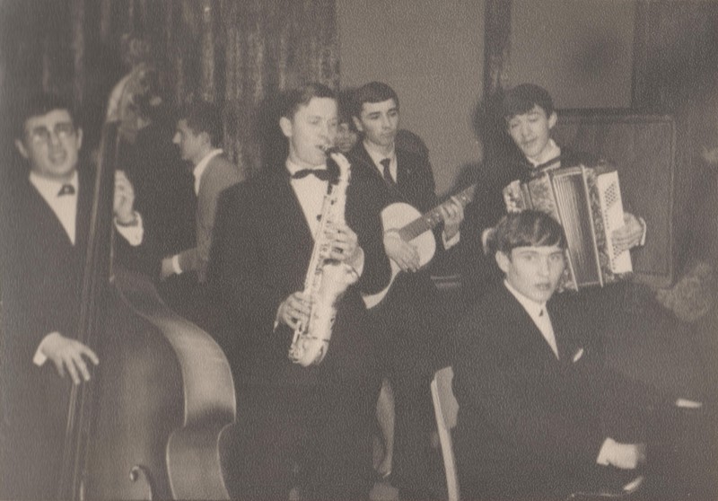 Фотографія. Володимир Івасюк – рояль, Валерій Маначинський – контрабас, Сидір Клевчук – саксофон, Остап Савчук – гітара, Євген Сінько – баян. 1965 рік.