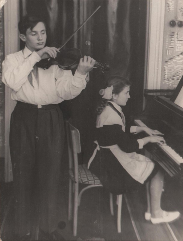 Фотографія. В. Івасюк грає на скрипці, поряд Галя грає на піаніно. 1962 рік.