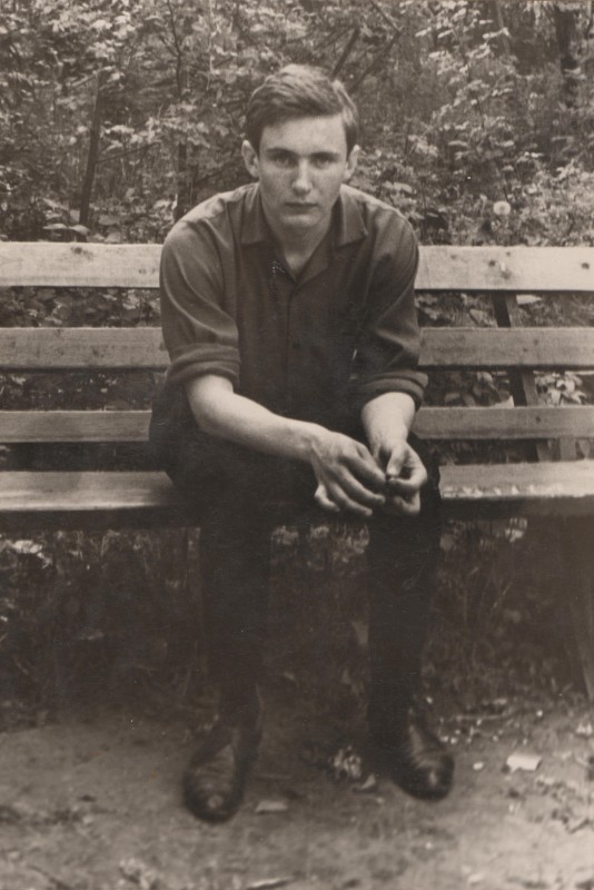 Фотографія. В. Івасюк сидить на лавочці. 1965 рік.