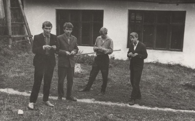 Фотографія. В. Івасюк з трьома хлопцями біля хати. 1965 рік.