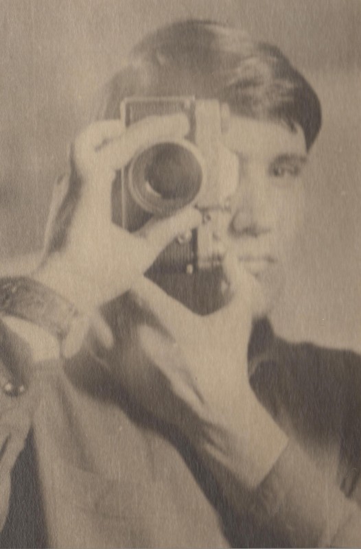 Фотографія. В. Івасюк з фотоапаратом в руках. 1965 рік.