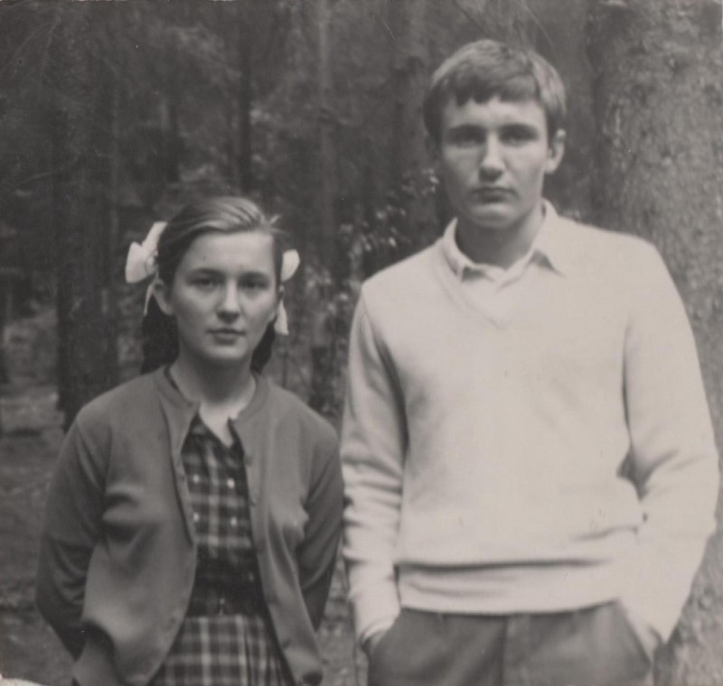 Фотографія. В. Івасюк із сестрою Галею. 1964 рік.