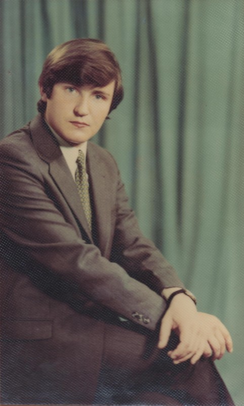 Фотографія. В. Івасюк на фоні зеленої штори. 1973 рік.