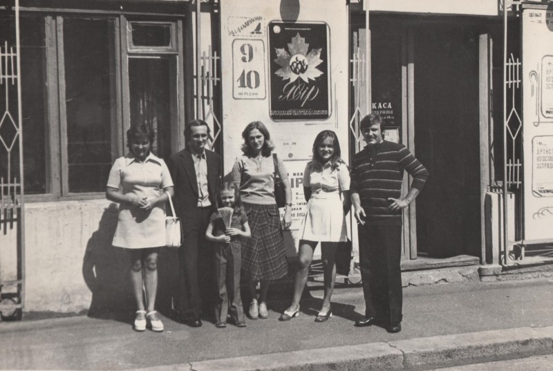 Фотографія. В. Івасюк біля каси філармонії. 1975 рік.