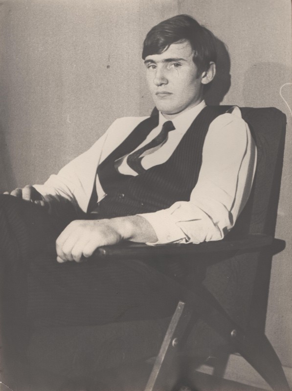 Фотографія. В. Івасюк у костюмі. 1968 рік.