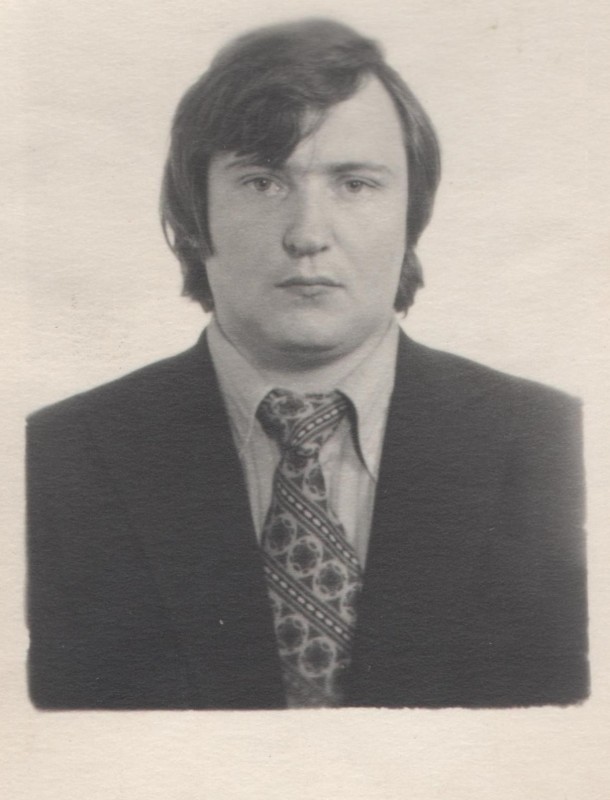 Фотографія. В. Івасюк у піджаку з довгим волоссям. 1975 рік.