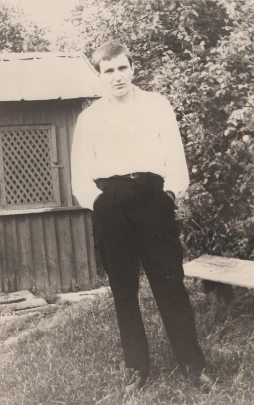 Фотографія. В. Івасюк у брюках та білій сорочці біля криниці. 1966 рік.