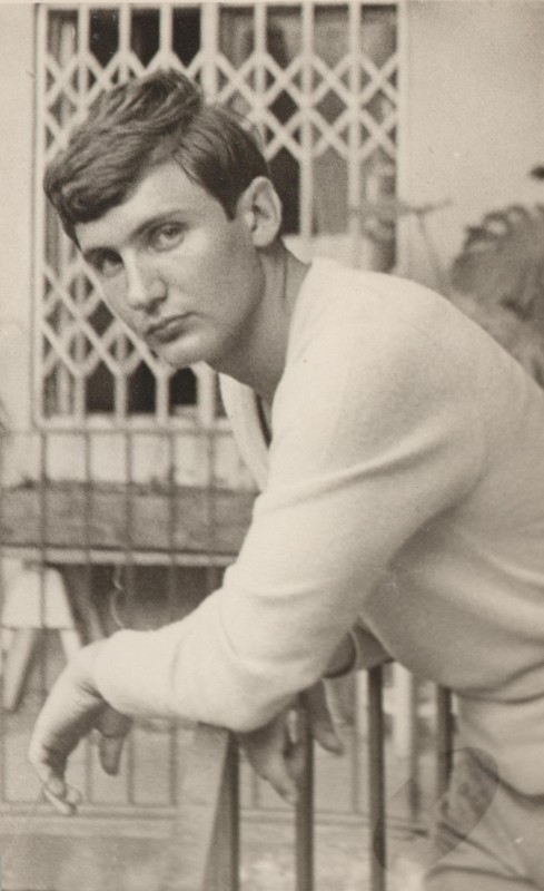 Фотографія. В. Івасюк опирається на поручень. 1966 рік.