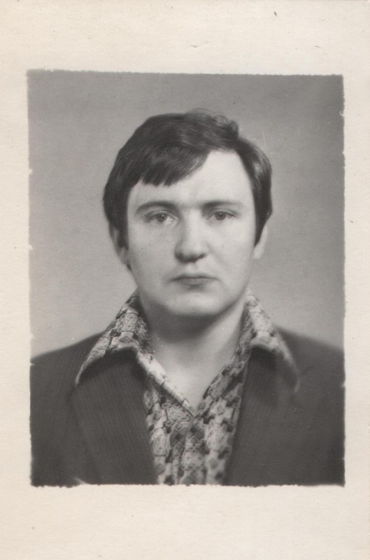 Фотографія. В. Івасюк у піджаку з розстібнутим коміром. 1974-1975 роки.