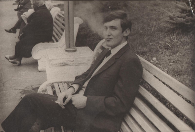 Фотографія. В. Івасюк з цигаркою на лавочці. 1970 рік.