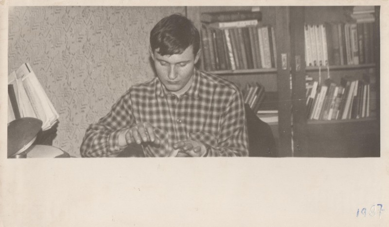 Фотографія. В. Івасюк поблизу книжкової шафи. 1967 рік.